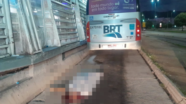 Passageiro é empurrado do BRT e morre atropelado no Rio Portal