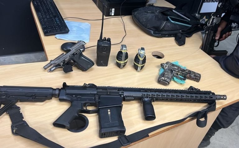 Armamento recuperado pela operação em Santo Cristo