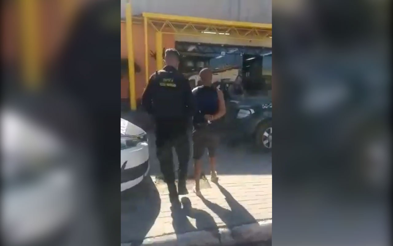 Foragido da justiça se envolve em acidente de trânsito na RJ 106 em Maricá.
