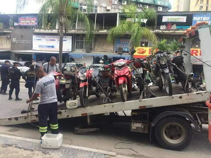Motos sendo rebocadas durante a ação da Guarda Municipal.