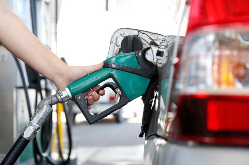 Petrobras anuncia outra redução no preço da gasolina em R$ 0,15 por litro para as distribuidoras.