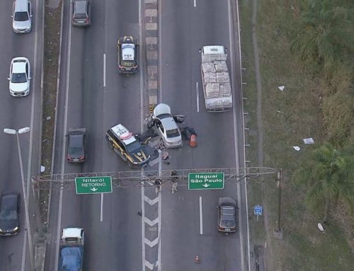 PRF e criminosos trocam tiros na BR-040 e terminam com três mortes.
