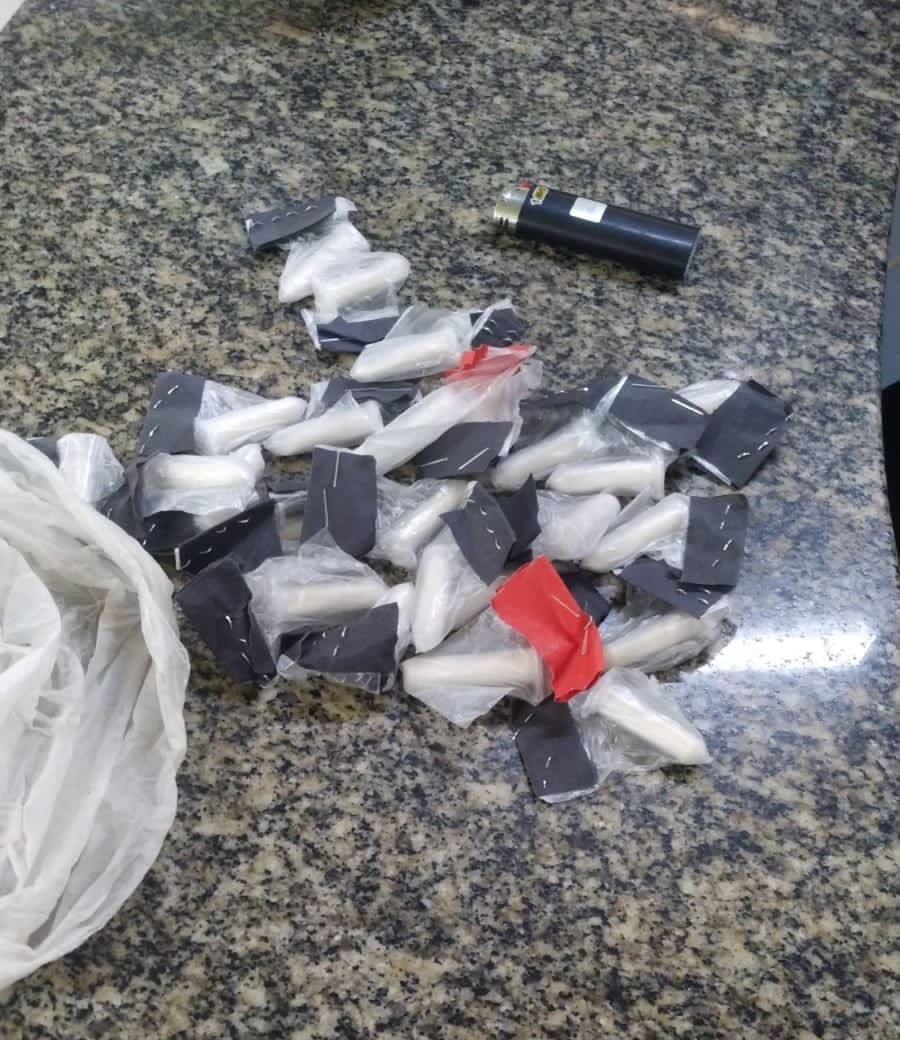 Encontraram com o homem, 25 pinos de cocaína.