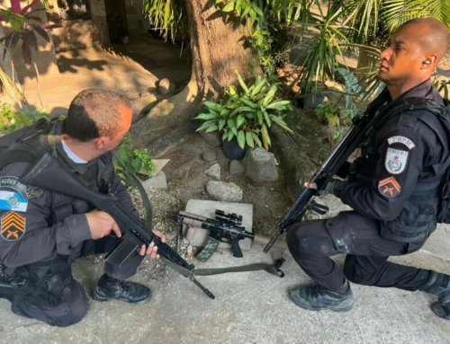 Criminoso é baleado pela polícia durante confronto no Complexo do Salgueiro.