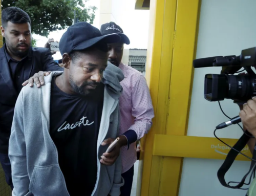 Homem acusado de matar com uma retroescavadeira se entrega à polícia.