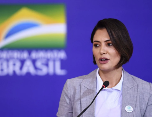 Presidente Bolsonaro explica fala sobre “pintar um clima” e primeira-dama fala sobre ataques sofrido pela filha de 12 anos.