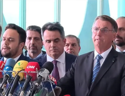 Após dois dias em silêncio, Bolsonaro se pronuncia pela primeira vez.