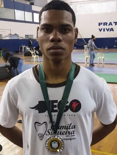 Josué Guimarães atleta de 19 anos de Taekwondo.