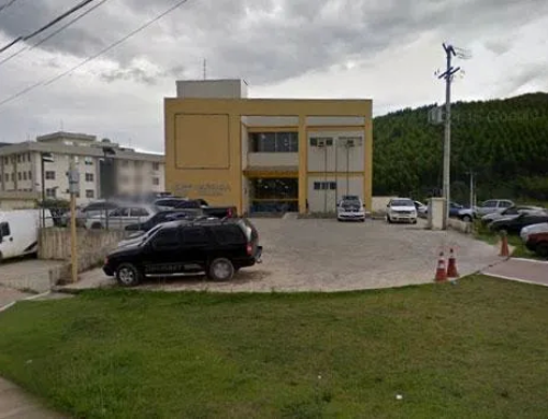 Uma mulher foi presa por participação na morte do estuprador da filha de 11 anos em Rio