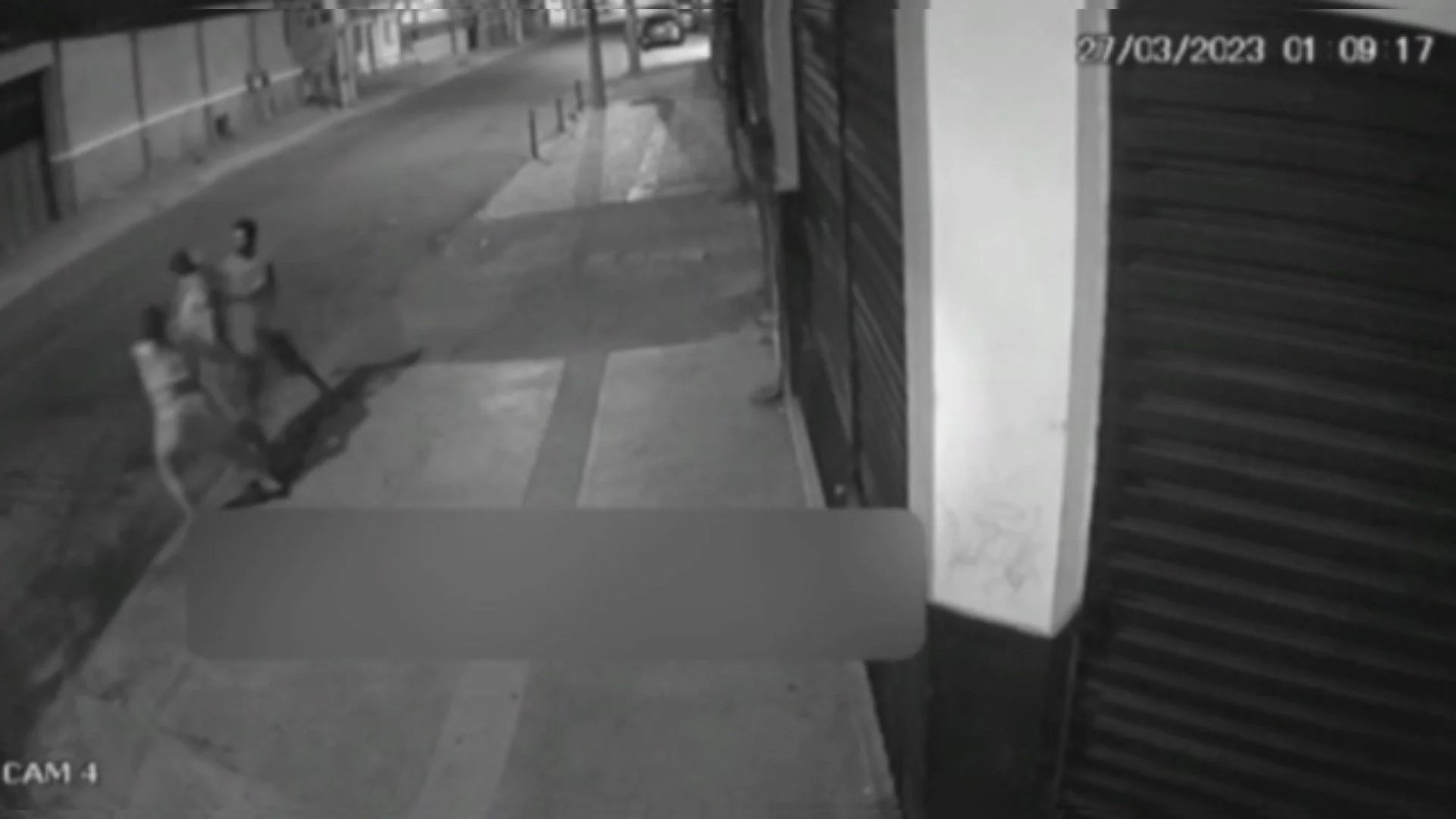 Imagem do agressor visivelmente fora de si, momentos antes de espancar a idosa até a morte em São Gonçalo.