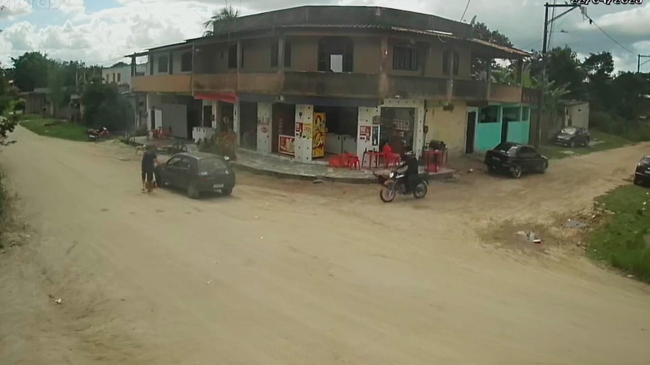 Suspeito fugindo do local na Rua José Leandro, São Joaquim - Itaboraí