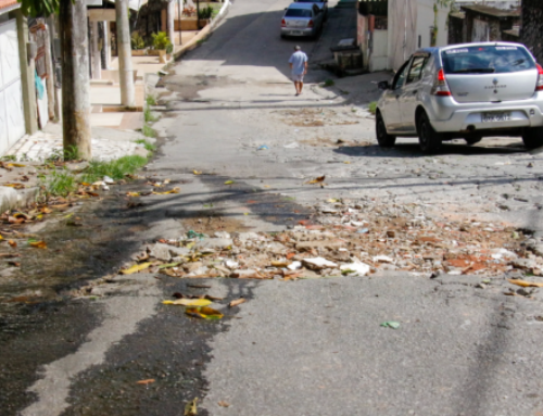 Moradores de São Gonçalo reclamam de cratera deixada por concessionária de água.