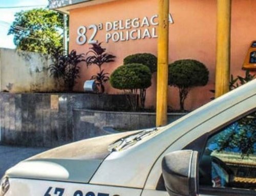 Até bueiros são alvos: Homens são flagrados furtando grades de bueiro em Maricá.