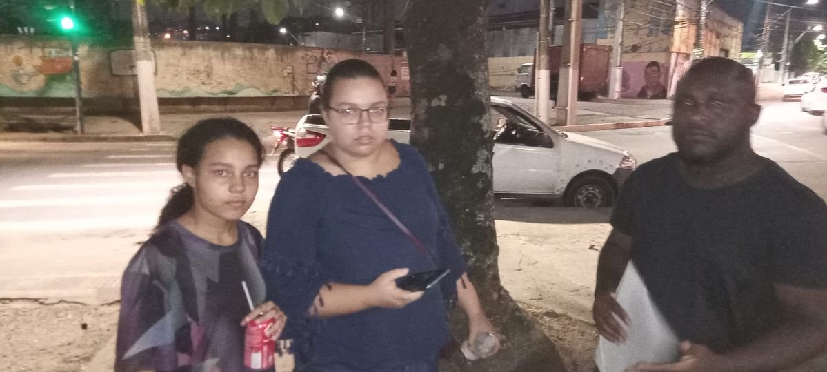 Vitória com a família após ser encontrada.