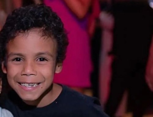 Casal é detido sob suspeita de matar filho adotivo após abrir geladeira sem pedir permissão.