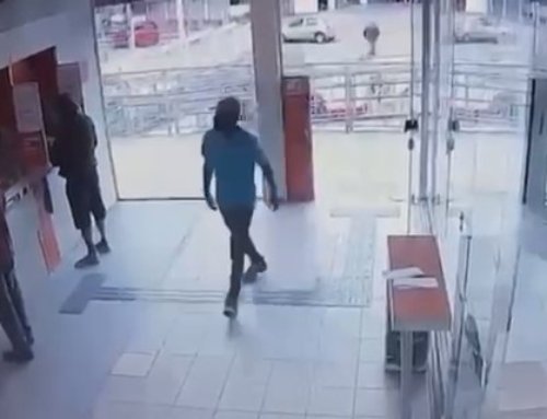 Homem é assaltado dentro de agência bancária em São Gonçalo e suspeitos são presos; Vídeo.