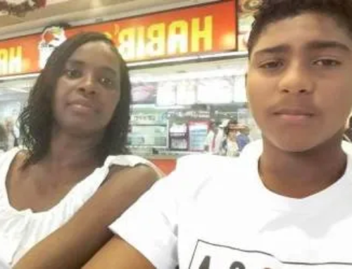 Mãe e filho são encontrados mortos com perfurações de faca dentro de casa em Itaboraí.