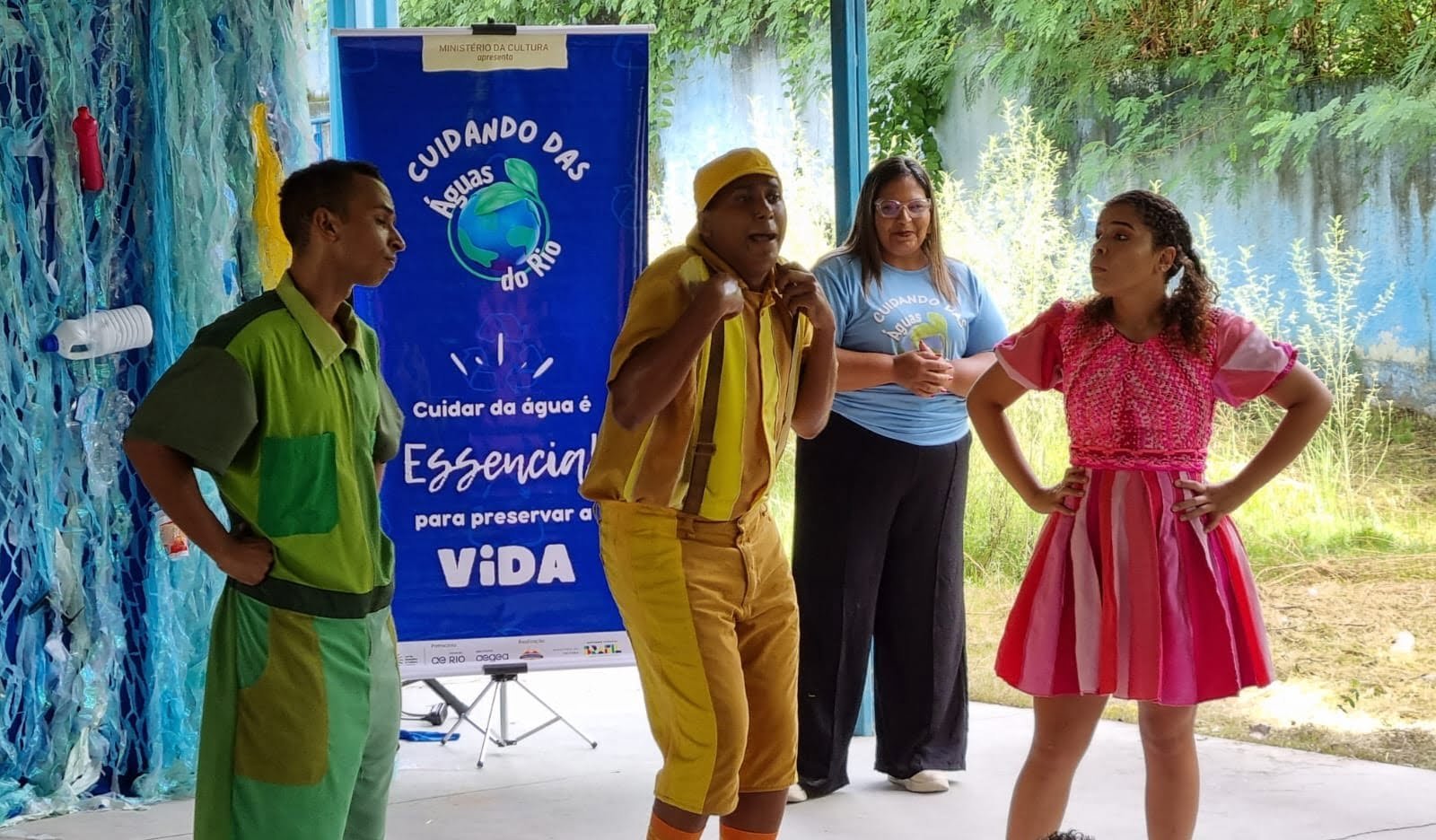 A ação também visa promover acessibilidade e inclusão. Durante os 50 minutos de encenação, o espetáculo conta com a participação de uma intérprete de libras que transmite todo o conteúdo. 