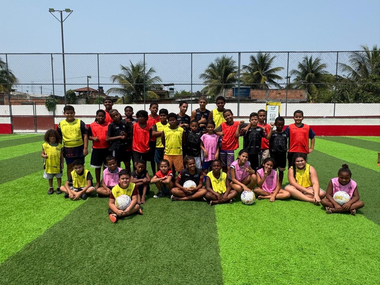 Garotada reunida, sendo craques no campo e na cidadania,