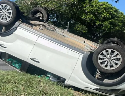 Acidente com capotamento na Avenida Brasil deixa três feridos, incluindo uma criança.