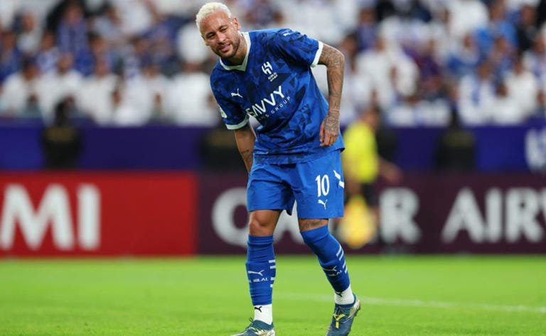 Neymar no momento em que se lesionou contra o Esteghial.