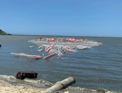 Árvore de natal desaba em Maricá resultando em três vítimas.