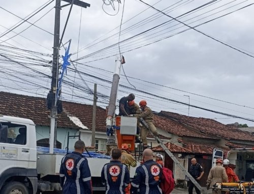 Funcionário de empresa de energia solar é eletrocutado no Centro de Itaboraí; vídeo.