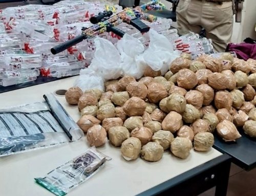 Apreensão na BR-101: PRF encontra 16 kg de cocaína, lança-perfume e simulacro de fuzil em picape.