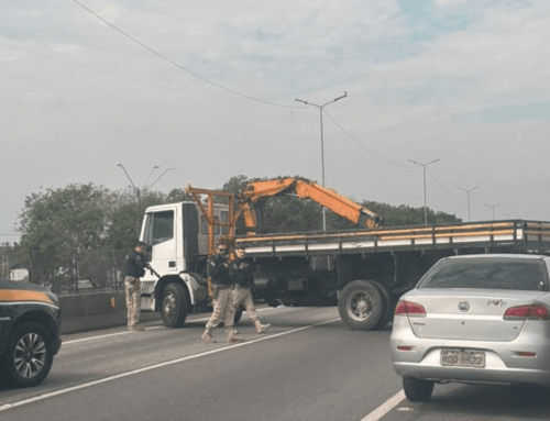 Retaliações se espalham no Rio: criminosos bloqueiam BR-101, atravessam ônibus e roubam chaves de coletivos em Manilha.
