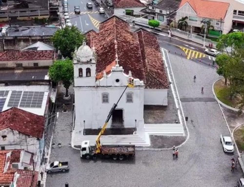 Igreja histórica de Itaboraí é interditada após risco de desabamento no telhado.