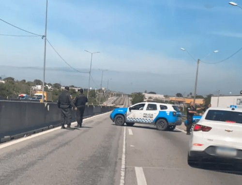 Confronto armado paralisa BR-101 em São Gonçalo e deixa homem ferido por bala perdida.