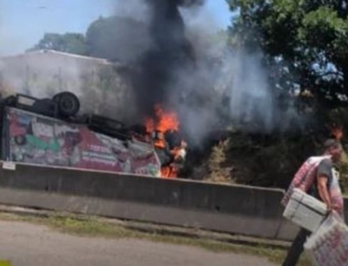 Caminhão tomba, pega fogo e deixa dois feridos na BR-101 em São Gonçalo