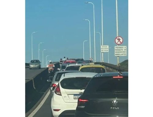 Acidente interdita faixas e causa congestionamento na Ponte Rio-Niterói nesta sexta-feira (28).