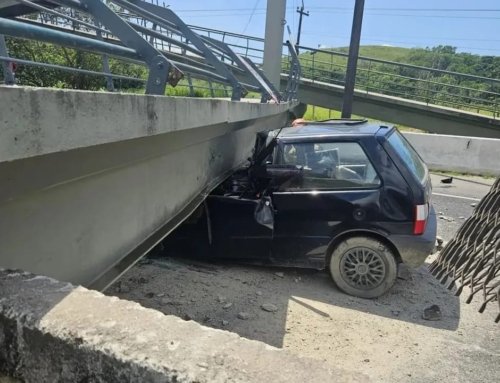 Colisão derruba passarela e deixa uma vítima fatal na BR-116 em Magé.