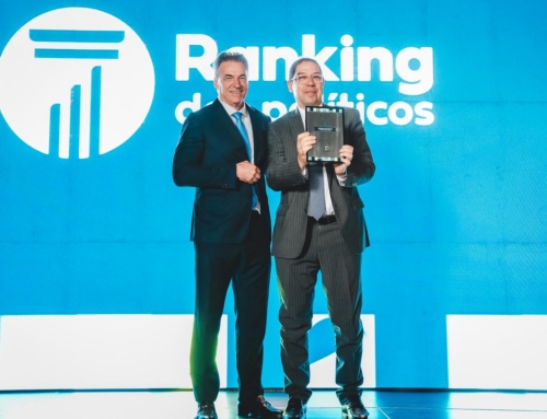 Deputado Altineu recebe o Prêmio Excelência Parlamentar.