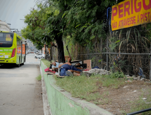 Moradia improvisada em corredor de ônibus expõe risco diário no Terminal de Niterói