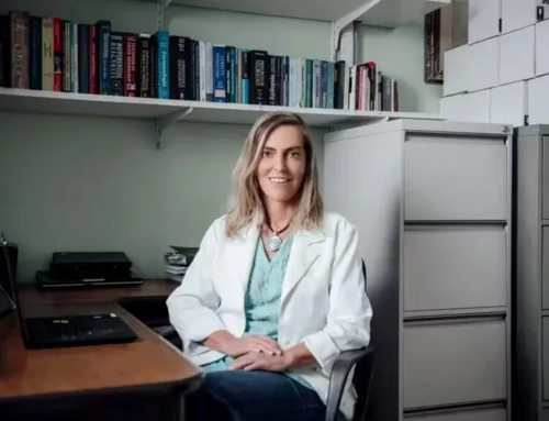 Guilherme Delaroli, presidente da Alerj, homenageia Tatiana Sampaio por avanço científico no tratamento de lesão medular