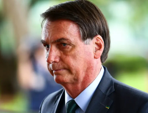 Bolsonaro deixa hospital e inicia cumprimento de prisão domiciliar em Brasília