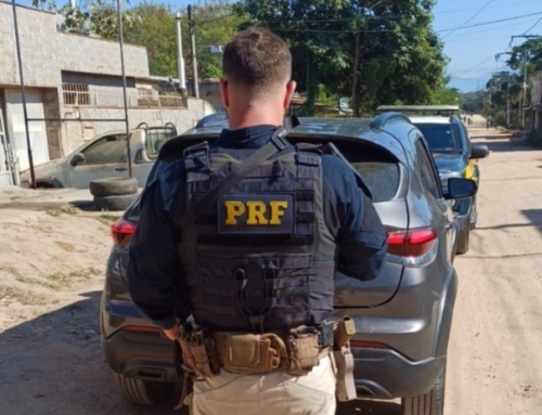 PRF apreende carro roubado com sinais adulterados na BR-101, em Itaboraí