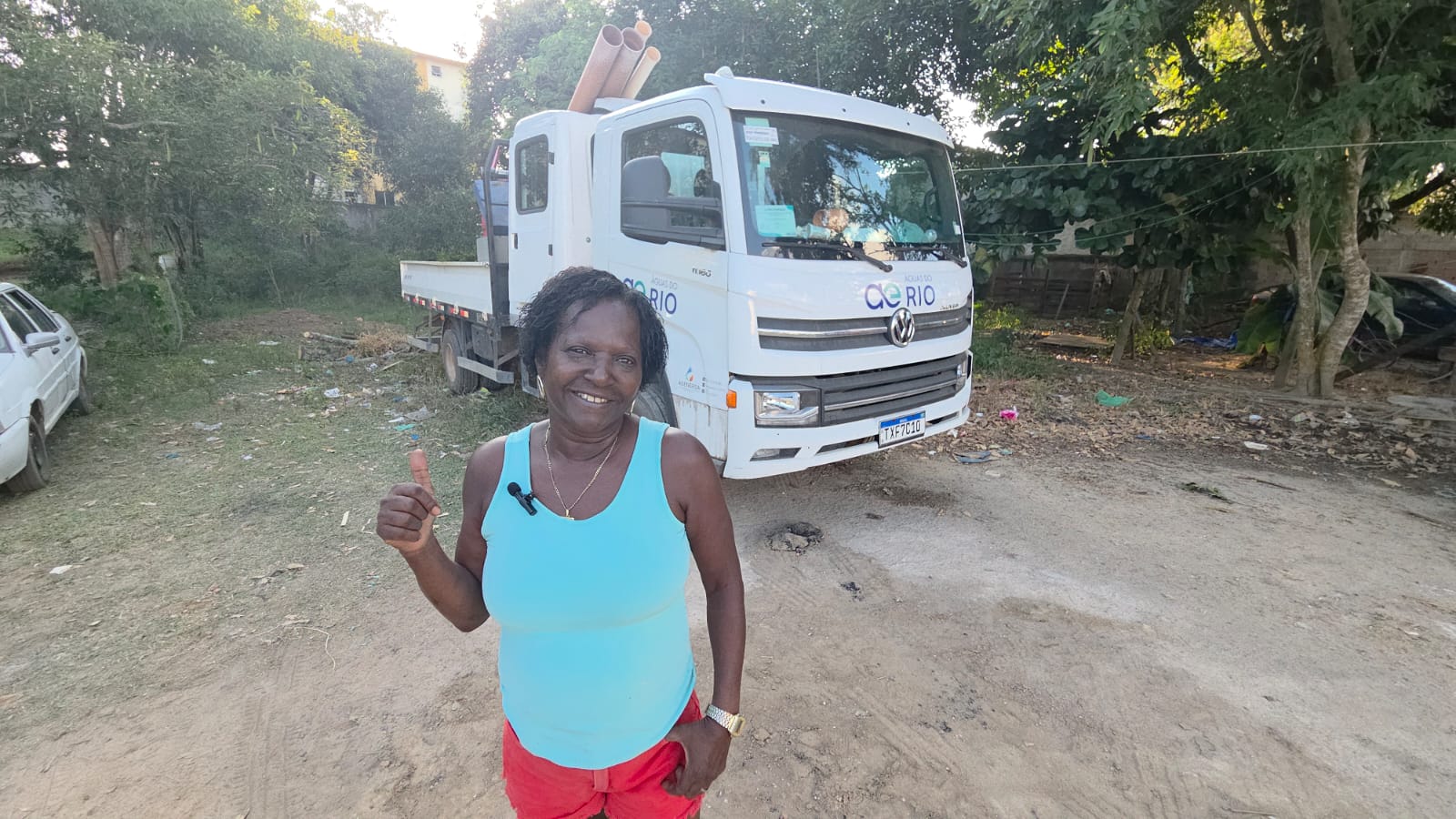 Dona Alcinéa comemora a chegada da concessionária e o fim do esgoto a céu aberto