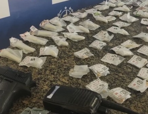 Drogas, simulacro de pistola e rádios transmissores são apreendidos em Itaboraí