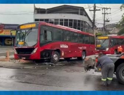 Ônibus sai da pista e fica atravessado sobre canal da Alameda, em Niterói; vídeo